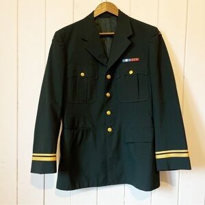 Scott Uniform Co. Ltd. 1969 Man’s Service Rifle Green Dress Coat. Size N 18.